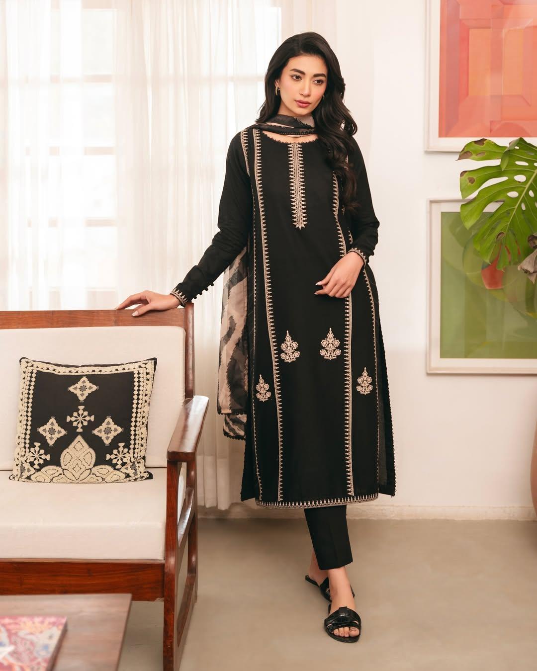 3 Pcs Women's Unstitched Embroidered Suit